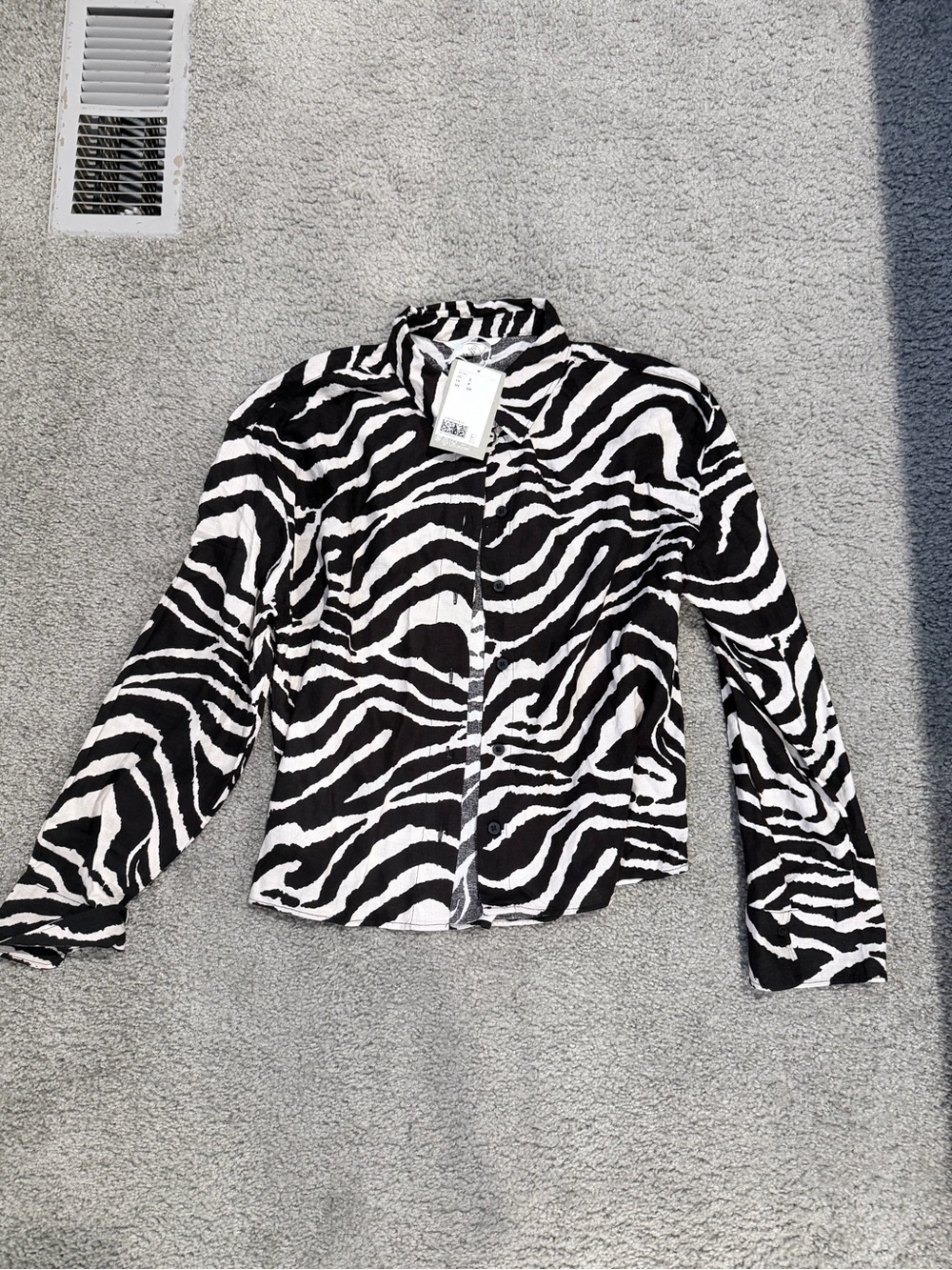 H&M Zebra-Print Button Down Shirt in Black & Cream - Picture 6 of 7